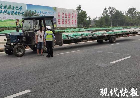 變形金剛？拖拉機(jī)私改 變身超長版拖車
