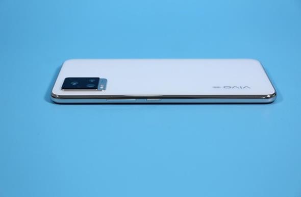 前置4400萬(wàn)像素雙攝！vivo S9線下海報(bào)曝光：或首發(fā)6nm天璣1100