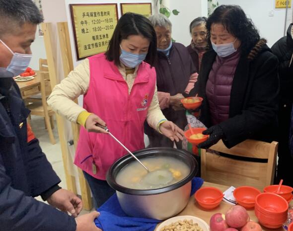 愛心滿滿 “橘”祥“蘋”安 石埠橋村社區(qū)團團圓圓鬧元宵