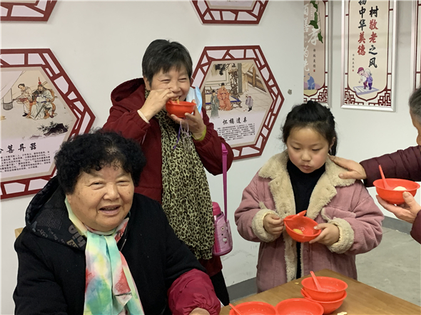 愛心滿滿 “橘”祥“蘋”安 石埠橋村社區(qū)團團圓圓鬧元宵