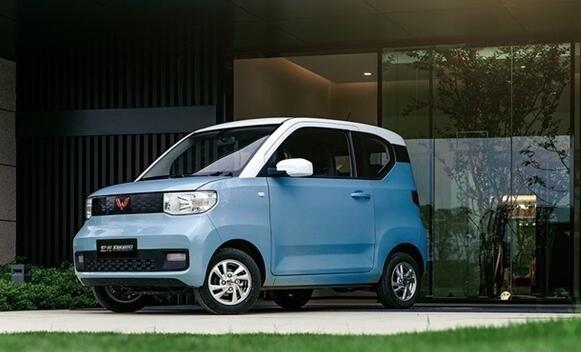 三輛五菱宏光MINI EV路口撞到一塊！網(wǎng)友：真賣爆 出鏡率滿大街