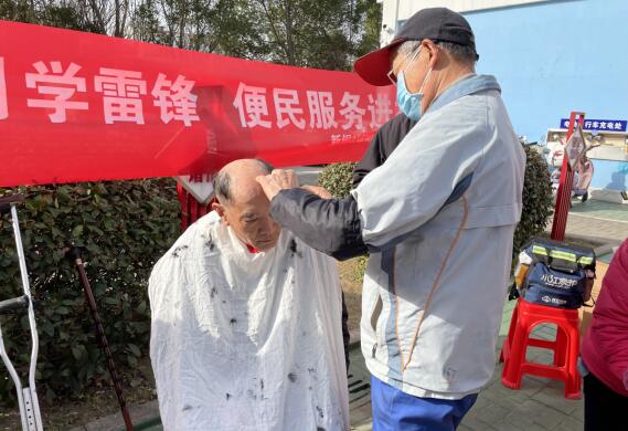 新銅社區(qū):暖春三月學(xué)雷鋒 便民服務(wù)進(jìn)社區(qū)
