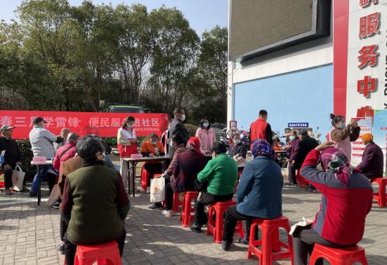 新銅社區(qū):暖春三月學(xué)雷鋒 便民服務(wù)進(jìn)社區(qū)