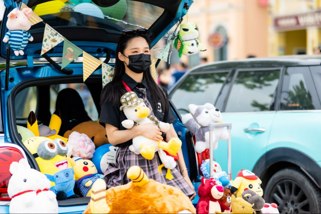 桌子上放滿了不同類型的汽車(chē)玩具中度可信度描述已自動(dòng)生成