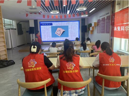 七彩的夏日|橋頭社區(qū):關(guān)愛未成年人 點亮科技未來